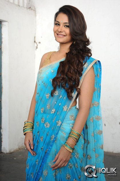 Nazia-Hussain-at-Nee-Jathaga-Nenundali-Movie-Opening